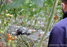 De drone heeft een goede start tussen de paden door.